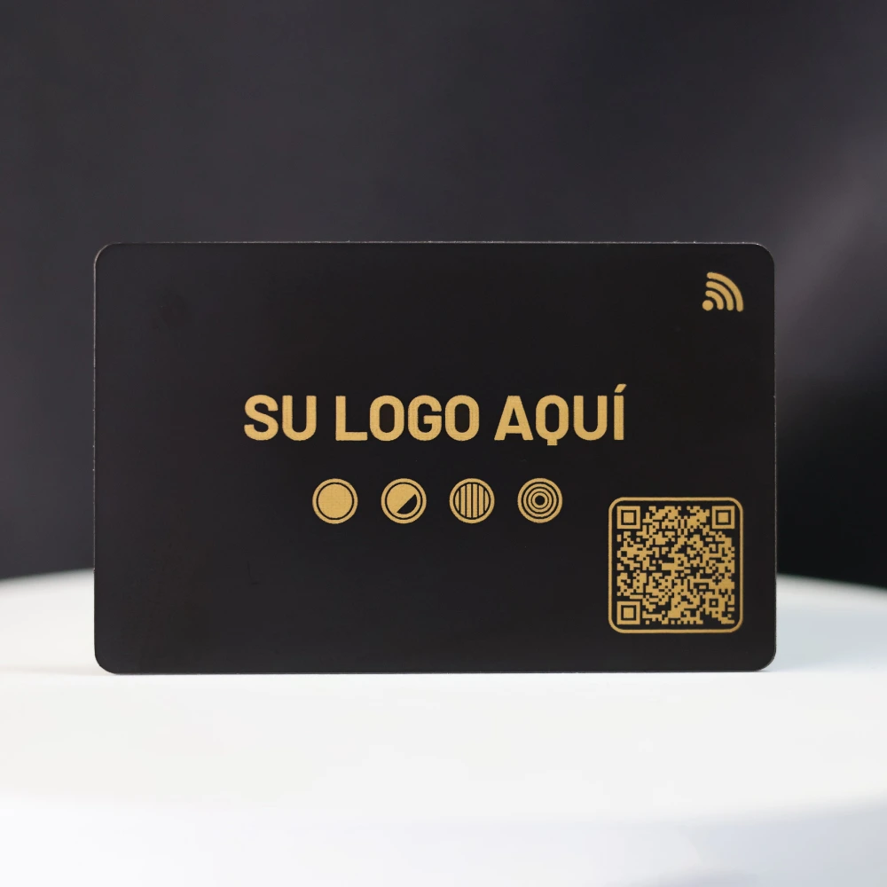 Tarjeta negra de muestra con texto 'SU LOGO AQUÍ', iconos dorados y código QR dorado en la esquina derecha inferior